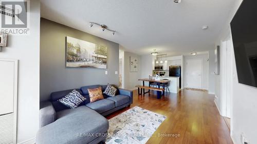 320 - 33 Cox Boulevard, Markham, ON - Indoor Photo Showing Living Room