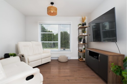 Salon - 225 Rue Des Pivoines, Mont-Laurier, QC - Indoor