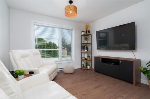 Salon - 225 Rue Des Pivoines, Mont-Laurier, QC - Indoor