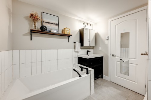 Bathroom - 102-2078 Rue Lespérance, Montréal (Ville-Marie), QC - Indoor Photo Showing Bathroom