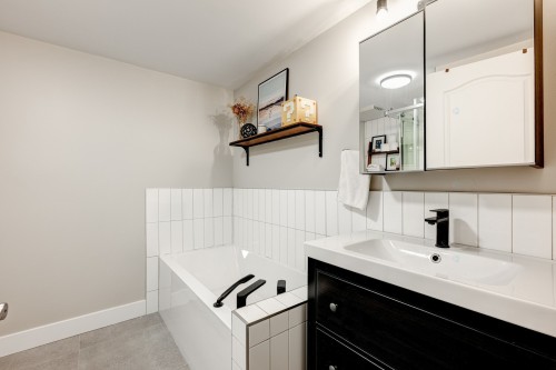 Bathroom - 102-2078 Rue Lespérance, Montréal (Ville-Marie), QC - Indoor Photo Showing Bathroom