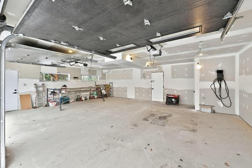 Garage - 62 Rue Monette, Saint-Hippolyte, QC - Indoor Photo Showing Garage