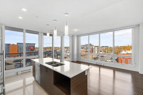 Cuisine - 306-775 Av. Plymouth, Mont-Royal, QC - Indoor Photo Showing Kitchen With Double Sink With Upgraded Kitchen