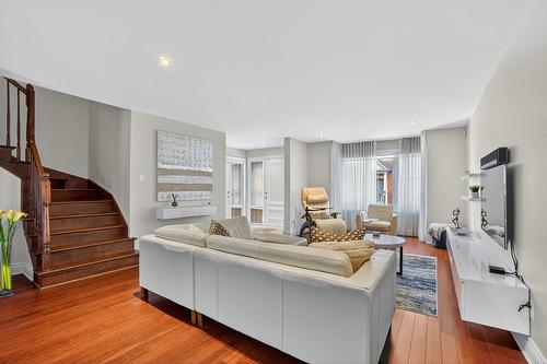 Salon - 218 Av. Hermitage, Pointe-Claire, QC 