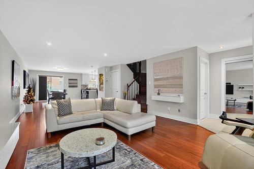 Salon - 218Z Av. Hermitage, Pointe-Claire, QC 