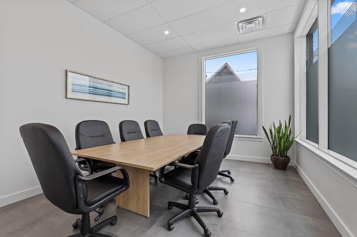 Conference room - 5-10410 Boul. Gouin O., Montréal (Pierrefonds-Roxboro), QC - Indoor Photo Showing Office