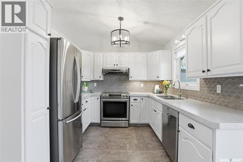215 Wickenden Crescent, Saskatoon, SK - Indoor Photo Showing Kitchen With Stainless Steel Kitchen With Double Sink With Upgraded Kitchen