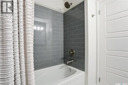 215 Wickenden Crescent, Saskatoon, SK - Indoor Photo Showing Bathroom