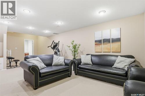 215 Wickenden Crescent, Saskatoon, SK - Indoor Photo Showing Living Room