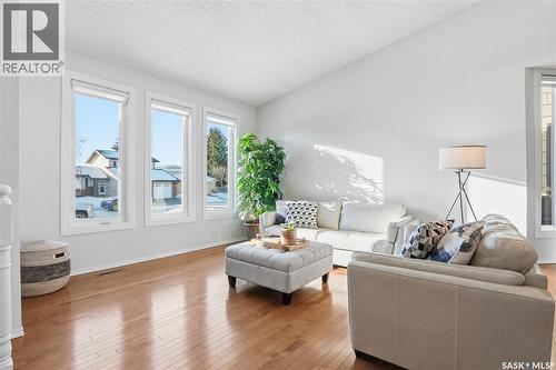 215 Wickenden Crescent, Saskatoon, SK - Indoor Photo Showing Living Room