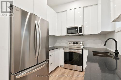 822 Maitland Street, London East (East B), ON - Indoor Photo Showing Kitchen With Double Sink With Upgraded Kitchen