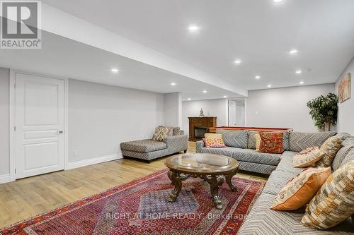 523 Landswood Way, Ottawa, ON - Indoor Photo Showing Living Room