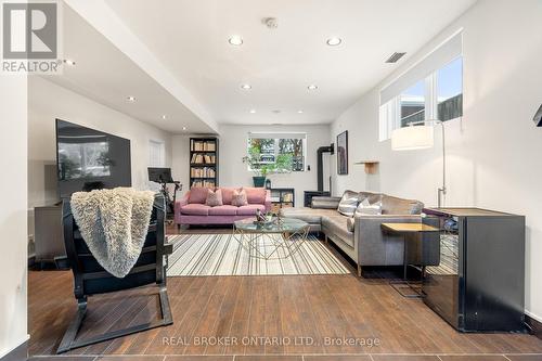 2212 Joanne Avenue, Ottawa, ON - Indoor Photo Showing Living Room