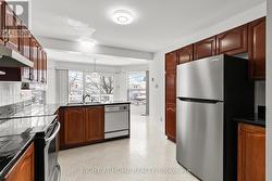 plenty of cupboard space - 