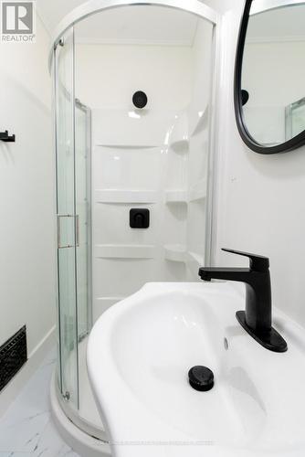 49 Province Street S, Hamilton, ON - Indoor Photo Showing Bathroom