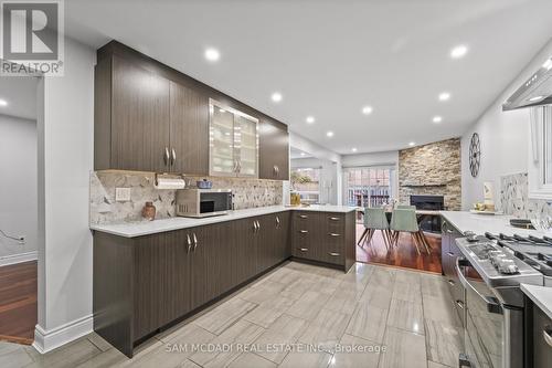 2988 Gulfstream Way, Mississauga, ON - Indoor Photo Showing Kitchen With Upgraded Kitchen