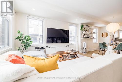 225 Makadewa Private, Ottawa, ON - Indoor Photo Showing Living Room