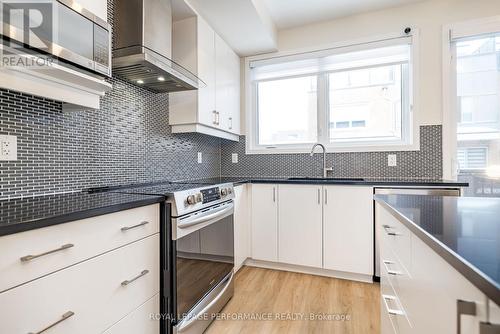 225 Makadewa Private, Ottawa, ON - Indoor Photo Showing Kitchen With Upgraded Kitchen