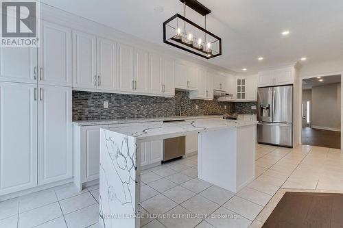 4826 Auckland Avenue, Mississauga, ON - Indoor Photo Showing Kitchen With Upgraded Kitchen