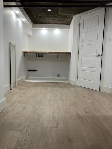 Salle de lavage - 4126 Av. Van Horne, Montréal (Côte-Des-Neiges/Notre-Dame-De-Grâce), QC - Indoor Photo Showing Other Room