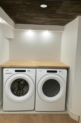 Salle de lavage - 4126 Av. Van Horne, Montréal (Côte-Des-Neiges/Notre-Dame-De-Grâce), QC - Indoor Photo Showing Laundry Room