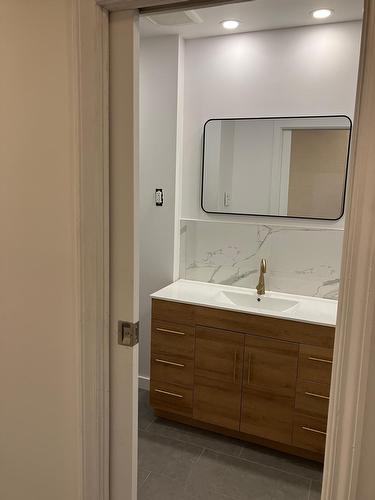 Salle de bains - 4126 Av. Van Horne, Montréal (Côte-Des-Neiges/Notre-Dame-De-Grâce), QC - Indoor