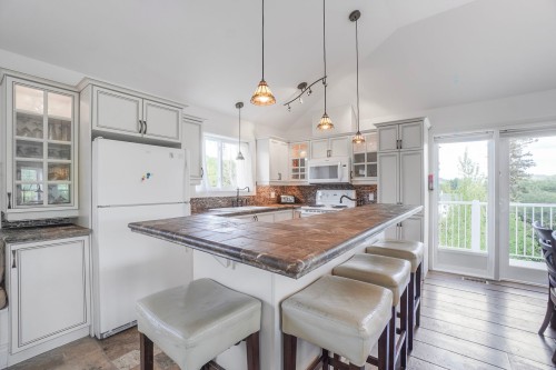 Cuisine - 17 Av. Des Érables, Saint-Sauveur, QC - Indoor