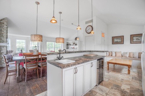 Cuisine - 17 Av. Des Érables, Saint-Sauveur, QC - Indoor