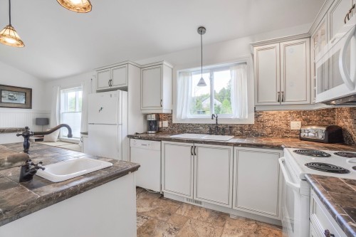 Cuisine - 17 Av. Des Érables, Saint-Sauveur, QC - Indoor Photo Showing Kitchen