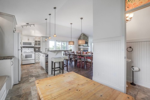 Coin-repas - 17 Av. Des Érables, Saint-Sauveur, QC - Indoor Photo Showing Kitchen