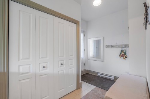 Hall d'entrée/Vestibule - 17 Av. Des Érables, Saint-Sauveur, QC - Indoor Photo Showing Other Room