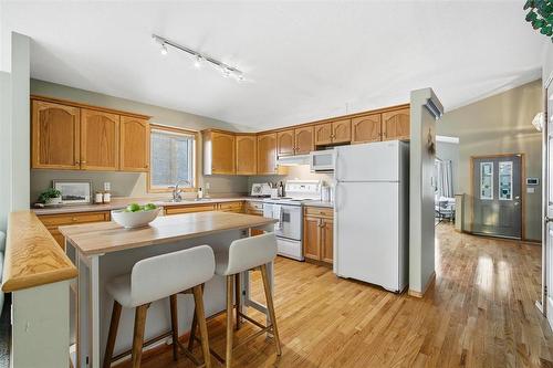 131 Norcross Crescent, Winnipeg, MB - Indoor Photo Showing Kitchen