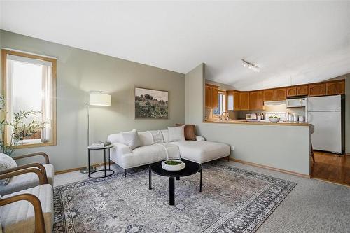131 Norcross Crescent, Winnipeg, MB - Indoor Photo Showing Living Room