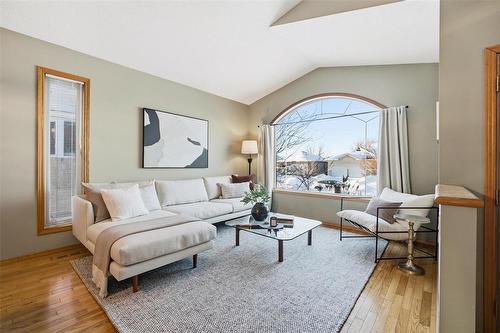 131 Norcross Crescent, Winnipeg, MB - Indoor Photo Showing Living Room
