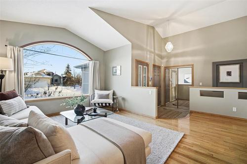 131 Norcross Crescent, Winnipeg, MB - Indoor Photo Showing Living Room