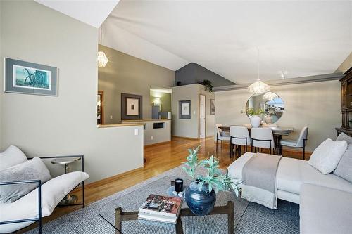 131 Norcross Crescent, Winnipeg, MB - Indoor Photo Showing Living Room