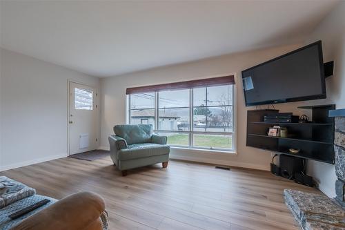 1483 Manitoba Street, Penticton, BC - Indoor Photo Showing Living Room