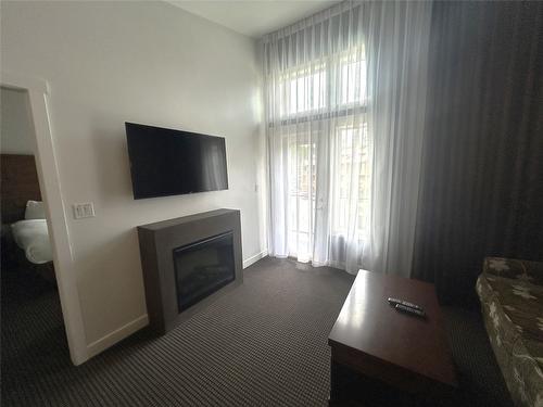 413-400 Stemwinder Drive, Kimberley, BC - Indoor With Fireplace