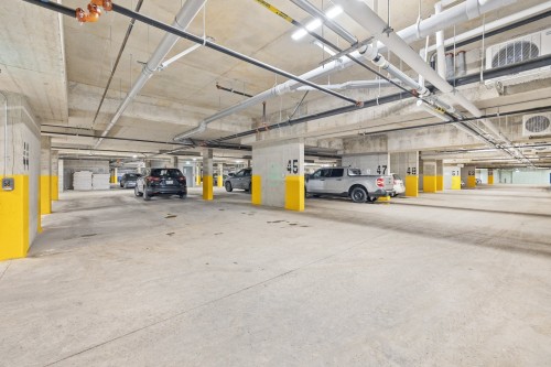 Garage - 505-244 Boul. Hymus, Pointe-Claire, QC - Indoor Photo Showing Garage