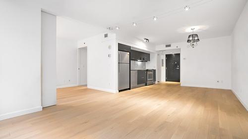 Salon - 1111-350 Boul. De Maisonneuve O., Montréal (Ville-Marie), QC - Indoor