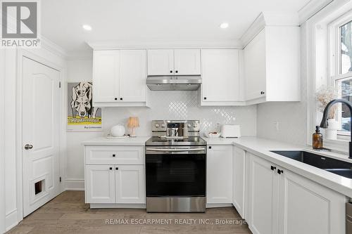 110 Kensington Avenue S, Hamilton, ON - Indoor Photo Showing Kitchen