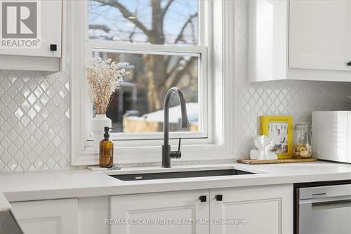 110 Kensington Avenue S, Hamilton, ON - Indoor Photo Showing Kitchen