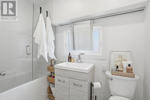 110 Kensington Avenue S, Hamilton, ON - Indoor Photo Showing Bathroom