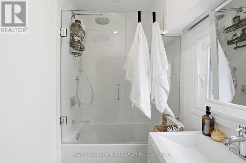 110 Kensington Avenue S, Hamilton, ON - Indoor Photo Showing Bathroom