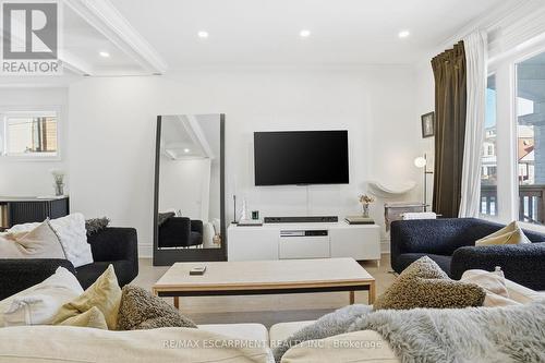 110 Kensington Avenue S, Hamilton, ON - Indoor Photo Showing Living Room