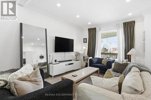 110 Kensington Avenue S, Hamilton, ON - Indoor Photo Showing Living Room