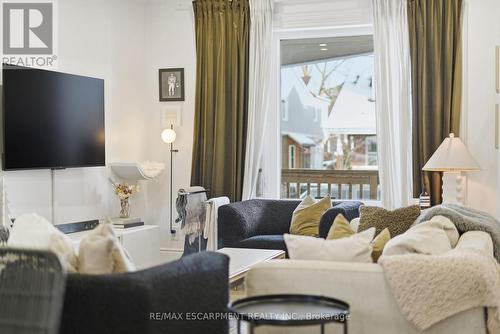 110 Kensington Avenue S, Hamilton, ON - Indoor Photo Showing Living Room