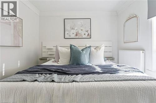 132 Queen Street W, Cambridge, ON - Indoor Photo Showing Bedroom