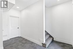 Foyer with access to storage room - 