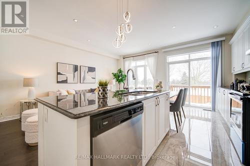 71 Titan Trail, Markham, ON - Indoor Photo Showing Kitchen With Upgraded Kitchen